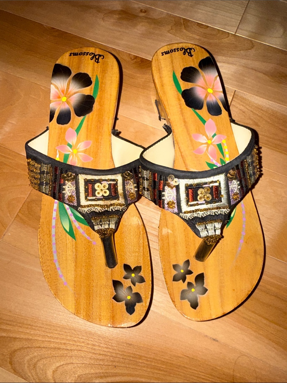 HiGloss Floral Embellished Thong Sandals in Black and Pink sz8 - Picture 1 of 4